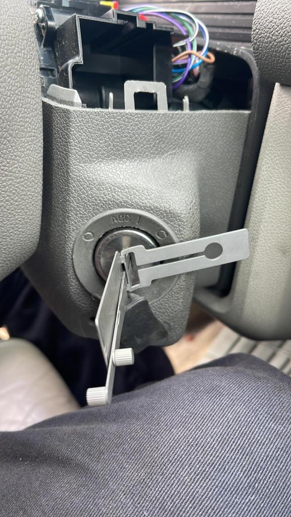 Cost of car key replacement services